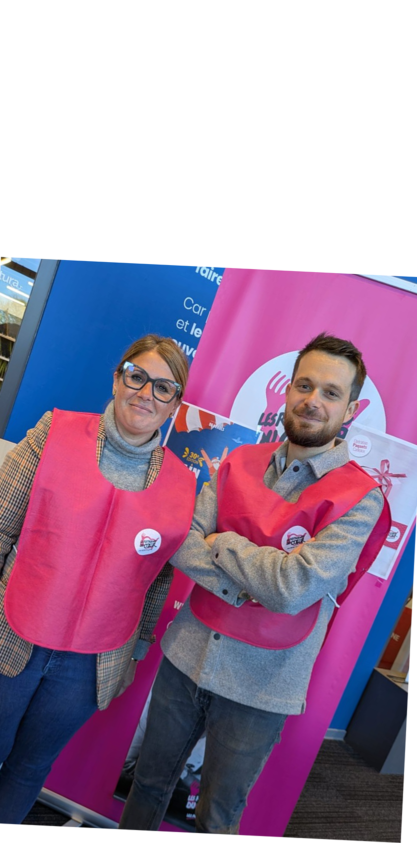 Johan Sandéry et Sophie Traillou d’EODEN emballant des cadeaux pour une collecte solidaire au profit des Restos du Cœur chez Cultura Saint-Aunès.